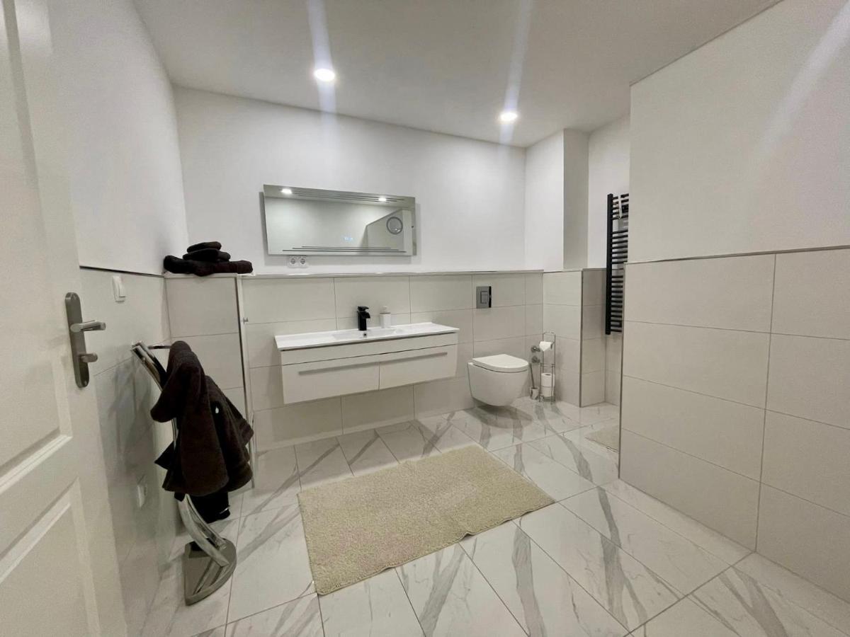 Easystay#4 Home Cinema Ferienwohnung In Kliniknaehe Mit Balkon, Boxspringbett & Netflix Bad Oeynhausen Exteriör bild