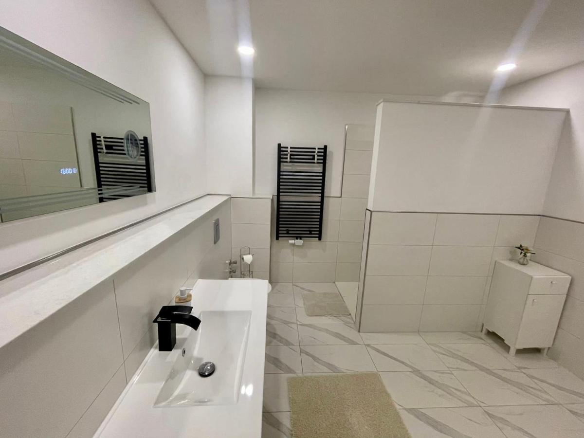 Easystay#4 Home Cinema Ferienwohnung In Kliniknaehe Mit Balkon, Boxspringbett & Netflix Bad Oeynhausen Exteriör bild